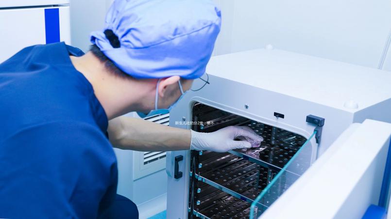 新生兒吐奶分2類，要不要看醫生得看你是哪種！